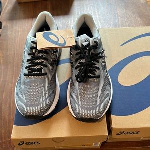 New never worn men’s Asics GT-2000 8  color grey Size 9. Price is for one pair